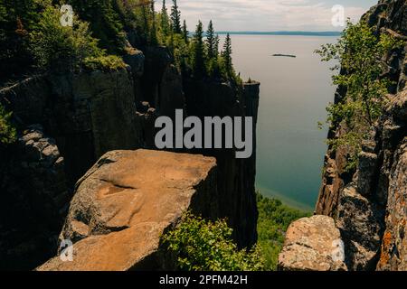 Formations rocheuses d'ascenseur au sommet du géant endormi dans le parc provincial Sleeping Giant, dans le nord de l'Ontario. Photo de haute qualité Banque D'Images