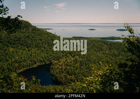 Formations rocheuses d'ascenseur au sommet du géant endormi dans le parc provincial Sleeping Giant, dans le nord de l'Ontario. Photo de haute qualité Banque D'Images