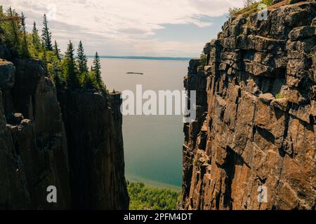 Formations rocheuses d'ascenseur au sommet du géant endormi dans le parc provincial Sleeping Giant, dans le nord de l'Ontario. Photo de haute qualité Banque D'Images