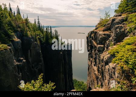 Formations rocheuses d'ascenseur au sommet du géant endormi dans le parc provincial Sleeping Giant, dans le nord de l'Ontario. Photo de haute qualité Banque D'Images