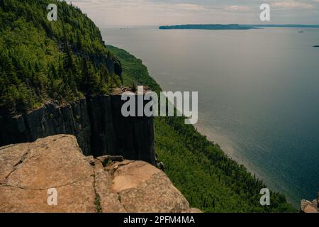 Formations rocheuses d'ascenseur au sommet du géant endormi dans le parc provincial Sleeping Giant, dans le nord de l'Ontario. Photo de haute qualité Banque D'Images