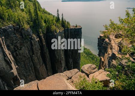 Formations rocheuses d'ascenseur au sommet du géant endormi dans le parc provincial Sleeping Giant, dans le nord de l'Ontario. Photo de haute qualité Banque D'Images