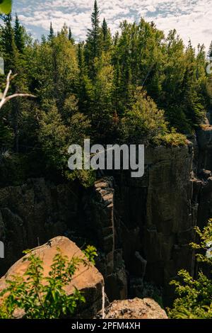 Formations rocheuses d'ascenseur au sommet du géant endormi dans le parc provincial Sleeping Giant, dans le nord de l'Ontario. Photo de haute qualité Banque D'Images