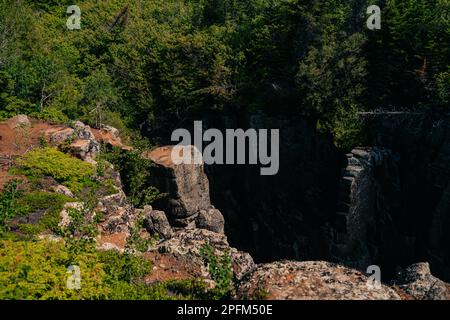 Formations rocheuses d'ascenseur au sommet du géant endormi dans le parc provincial Sleeping Giant, dans le nord de l'Ontario. Photo de haute qualité Banque D'Images