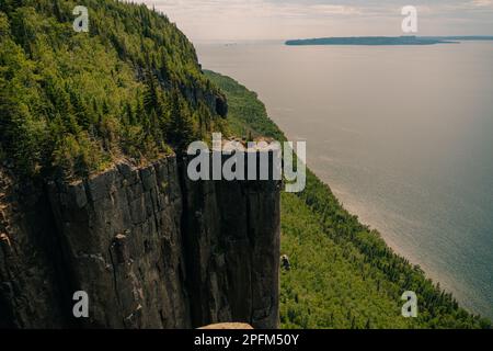 Formations rocheuses d'ascenseur au sommet du géant endormi dans le parc provincial Sleeping Giant, dans le nord de l'Ontario. Photo de haute qualité Banque D'Images