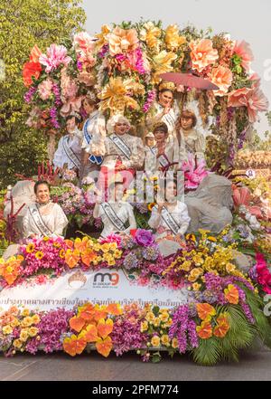 Float floral et participants, défilé du festival des fleurs de Chiang Mai 2023 Thaïlande Banque D'Images