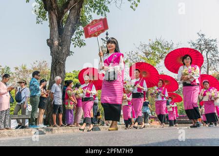 Participantes, défilé du festival des fleurs de Chiang Mai 2023 Thaïlande Banque D'Images