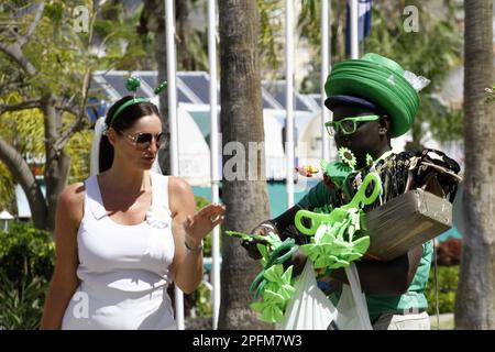 LOS CRISTIANOS, Espagne. 17th mars 2023. Les Irlandais dans les rues lors de la célébration de St Patrick dans le sud de Tenerife. (Credit image: © Mercedes Menendez/Pacific Press via ZUMA Press Wire) USAGE ÉDITORIAL SEULEMENT! Non destiné À un usage commercial ! Crédit : ZUMA Press, Inc./Alay Live News Banque D'Images