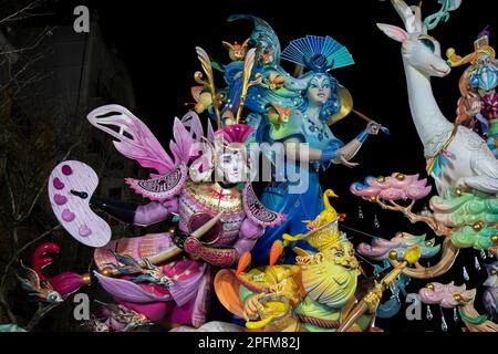 Valence, Espagne, 17 mars 2023. Cette photo montre un premier prix 'falla' dans le concours de Fallas , Falla Exposicion (une énorme sculpture en carton ornée faite pour être brûlé) pendant le festival Fallas à Valence. Les fallas, gigantesques structures en carton qui dépeignent les événements actuels et les célébrités dans lesquelles des personnages individuels, ou ninots, sont placés, sont brûlés dans les rues de Valence sur 19 mars comme un hommage à San José (Saint Joseph), Saint patron de la guilde des charpentiers. Photo de Jose Miguel Fernandez /Alamy Live News ) Banque D'Images