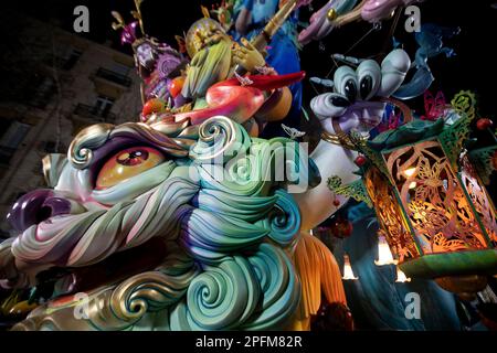 Valence, Espagne, 17 mars 2023. Cette photo montre un premier prix 'falla' dans le concours de Fallas , Falla Exposicion (une énorme sculpture en carton ornée faite pour être brûlé) pendant le festival Fallas à Valence. Les fallas, gigantesques structures en carton qui dépeignent les événements actuels et les célébrités dans lesquelles des personnages individuels, ou ninots, sont placés, sont brûlés dans les rues de Valence sur 19 mars comme un hommage à San José (Saint Joseph), Saint patron de la guilde des charpentiers. Photo de Jose Miguel Fernandez /Alamy Live News ) Banque D'Images