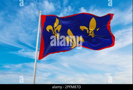 Drapeau des peuples Gallo-Romance Angevins sur fond ciel nuageux, vue panoramique. drapeau représentant un pays éteint, un groupe ethnique ou une culture, régional a Banque D'Images