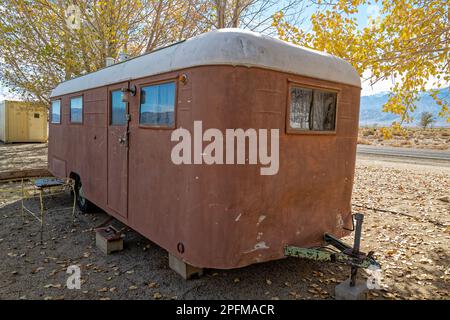 Une ancienne remorque garée sur le côté de la route, Nevada, États-Unis Banque D'Images