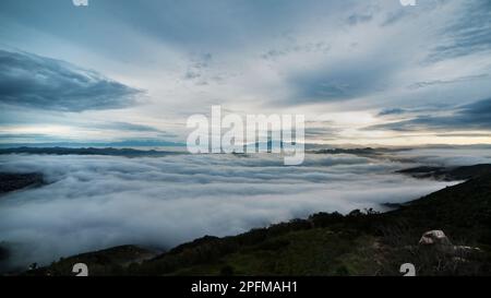 Vue du matin sur le bassin du lac Elsinore rempli de brouillard et de nuages bas. Banque D'Images