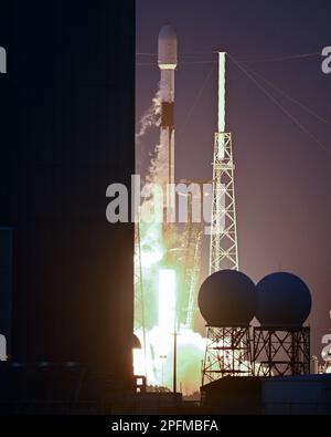 Une fusée SpaceX Falcon 9 lance deux satellites pour ses du Luxembourg au crépuscule à partir du complexe 40 à la station de la Force spatiale du Cap Canaveral, en Floride, vendredi, 17 mars 2023. Ses 18 et 19 fourniront des données de bande C et des communications TV sur les États-Unis. Photo de Joe Marino/UPI crédit: UPI/Alay Live News Banque D'Images