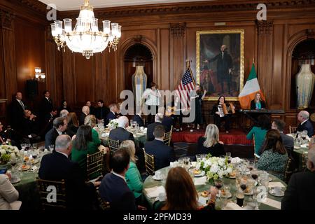 Washington DC, États-Unis. 17th mars 2023. Le groupe chérissent les Dames aux amis de l'Irlande Caucus St. Déjeuner du jour de Patrick au Capitole des États-Unis à Washington, DC sur 17 mars 2023. Crédit: Yuri Gripas/Pool via CNP/MediaPunch crédit: MediaPunch Inc/Alay Live News Banque D'Images