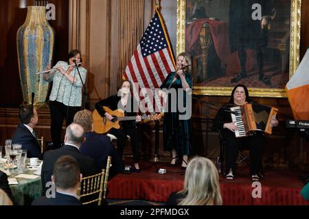 Washington DC, États-Unis. 17th mars 2023. Le groupe chérissent les Dames aux amis de l'Irlande Caucus St. Déjeuner du jour de Patrick au Capitole des États-Unis à Washington, DC sur 17 mars 2023. Crédit: Yuri Gripas/Pool via CNP/MediaPunch crédit: MediaPunch Inc/Alay Live News Banque D'Images