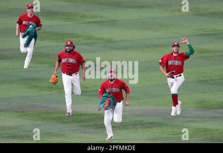 Miami, États-Unis. 17th mars 2023. Le bullpen mexicain court sur le terrain pour célébrer la défaite de Porto Rico dans le quart de finale du match de la Classique mondiale de baseball 2023 à Miami, Floride, vendredi, 17 mars 2023. Photo par Aaron Josefczyk/UPI crédit: UPI/Alay Live News Banque D'Images