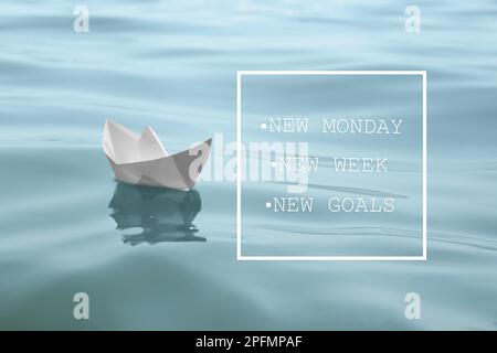 Nouveau lundi, nouvelle semaine, nouveaux objectifs - citation motivationnelle. Bateau en papier blanc flottant sur la surface de l'eau Banque D'Images