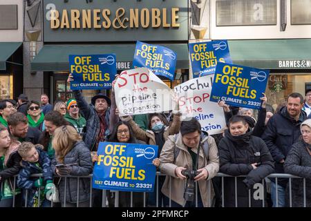 NEW YORK, NEW YORK – 17 MARS : des manifestants pour le climat ont des panneaux pour appeler à l'arrêt des combustibles fossiles et à l'arrêt de l'expansion du gazoduc St. Patrick's Day Parade le long de 5th Avenue sur 17 mars 2023 à New York. Banque D'Images