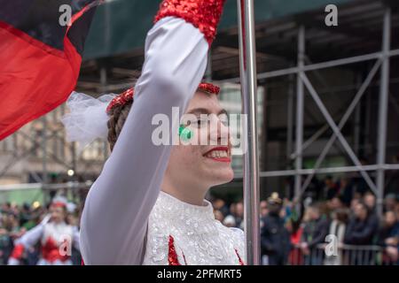 NEW YORK, NEW YORK - MARS 17 : membres de la bande de marchage de l'école secondaire R-1 du comté de Clark de Kahoka, Missouri march in the St. Patrick's Day Parade le long de 5th Avenue sur 17 mars 2023 à New York. Banque D'Images