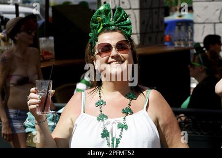 Los Cristianos, Espagne. 17th mars 2023. Irlandais dans les rues lors de la célébration de St Patrick dans le sud de Ténérife, Espagne sur 17 mars 2023. (Photo de Mercedes Menendez/Pacific Press/Sipa USA) crédit: SIPA USA/Alay Live News Banque D'Images