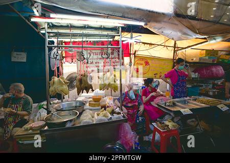 Étals de nourriture en plein air vendant du riz poché au poulet « khao man gai » et d'autres plats thaïlandais le long d'une allée secondaire à Chinatown, Bangkok - janvier 2023 Banque D'Images