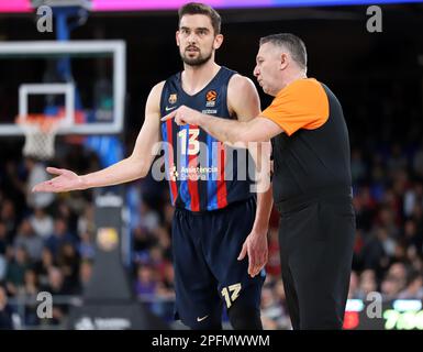 Sabadell, Barcelone, Espagne. 17th mars 2023. Barcelone Espagne 17.03.2023 Tomas Satoransky (FC Barcelone) s'adresse à l'arbitre lors du match de basketball Euroligue entre le FC Barcelone et Crvenza Zveda Belgrade au Palau Blaugrana, le 17 mars 2022 à Barcelone. (Credit image: © Xavi Urgeles/ZUMA Press Wire) USAGE ÉDITORIAL SEULEMENT! Non destiné À un usage commercial ! Crédit : ZUMA Press, Inc./Alay Live News Banque D'Images