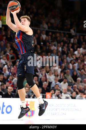 Sabadell, Barcelone, Espagne. 17th mars 2023. Barcelone Espagne 17.03.2023 Rokas Jokubaitis (FC Barcelone ) contrôle le ballon lors du match de basket-ball Euroligue entre le FC Barcelone et Crvenza Zveda Belgrade au Palau Blaugrana le 17 mars 2022 à Barcelone. (Credit image: © Xavi Urgeles/ZUMA Press Wire) USAGE ÉDITORIAL SEULEMENT! Non destiné À un usage commercial ! Crédit : ZUMA Press, Inc./Alay Live News Banque D'Images