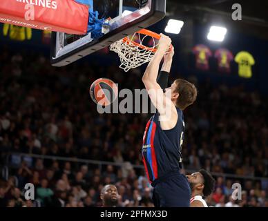 Sabadell, Barcelone, Espagne. 17th mars 2023. Barcelone Espagne 17.03.2023 Jan Vesely (FC Barcelone ) contrôle le ballon lors du match de basket-ball EuroLeague entre le FC Barcelone et Crvenza Zveda Belgrade au Palau Blaugrana le 17 mars 2022 à Barcelone. (Credit image: © Xavi Urgeles/ZUMA Press Wire) USAGE ÉDITORIAL SEULEMENT! Non destiné À un usage commercial ! Crédit : ZUMA Press, Inc./Alay Live News Banque D'Images