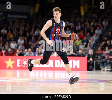 Sabadell, Barcelone, Espagne. 17th mars 2023. Barcelone Espagne 17.03.2023 Rokas Jokubaitis (FC Barcelone ) contrôle le ballon lors du match de basket-ball Euroligue entre le FC Barcelone et Crvenza Zveda Belgrade au Palau Blaugrana le 17 mars 2022 à Barcelone. (Credit image: © Xavi Urgeles/ZUMA Press Wire) USAGE ÉDITORIAL SEULEMENT! Non destiné À un usage commercial ! Crédit : ZUMA Press, Inc./Alay Live News Banque D'Images