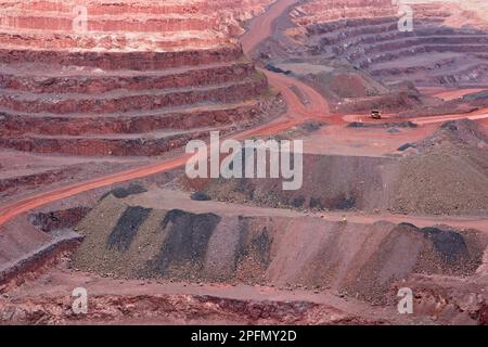 Grande mine à ciel ouvert, mine de fer montrant les différentes couches de terre et de minerai riche en fer Banque D'Images