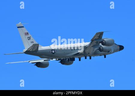 Tokyo, Japon - 06 octobre 2018 : Boeing RC-135W de la Force aérienne des États-Unis avion SIGINT (signaux de renseignement). Banque D'Images