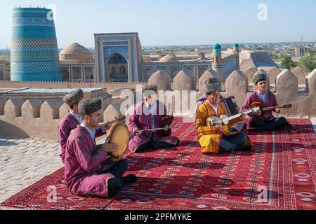 KHIVA, OUZBÉKISTAN - 06 SEPTEMBRE 2023 : un collectif d'interprètes de musique folklorique ouzbek sur le toit du bastion de la forteresse de Kunya-Ark Banque D'Images