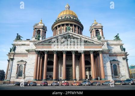 SAINT-PÉTERSBOURG, RUSSIE - 09 FÉVRIER 2023 : ST. La cathédrale d'Isaac en gros plan le jour ensoleillé de février Banque D'Images