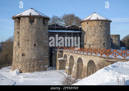 Les tours et le pont de l'ancienne forteresse de Koporye se rapprochent un après-midi de février. Leningrad, Russie Banque D'Images