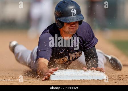 16 MARS 2023, Lakeland FL USA; Spencer Jones (19), outfielder des New York Yankees, glisse en toute sécurité à la troisième base lors d'un match d'entraînement de printemps contre la MLB Banque D'Images
