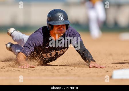 16 MARS 2023, Lakeland FL USA; Spencer Jones (19), outfielder des New York Yankees, glisse en toute sécurité à la troisième base lors d'un match d'entraînement de printemps contre la MLB Banque D'Images