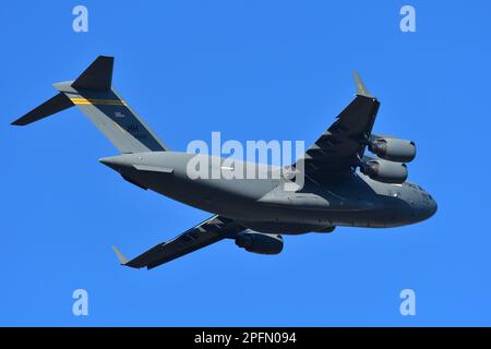 Tokyo, Japon - 30 décembre 2021 : Boeing C-17A Globemaster III de la Force aérienne des États-Unis. Banque D'Images