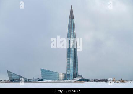 SAINT-PÉTERSBOURG, RUSSIE - 13 MARS 2023 : vue sur le bâtiment de la tour Lakhta Centre depuis le golfe de Finlande, le jour de mars étant nuageux Banque D'Images