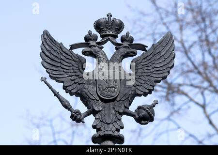 KRONSTADT, RUSSIE - 13 MARS 2023 : l'ancienne skullpture de l'aigle à deux têtes est le blason de l'Empire russe. Fragment de la conception de TH Banque D'Images