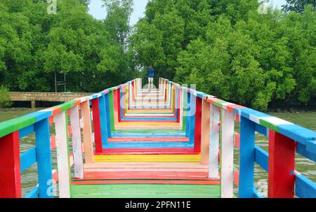 Incroyable Rainbow Boardwalk Bridge sur la baie de Thaïlande, province de Samut Sakorn, région centrale de la Thaïlande Banque D'Images