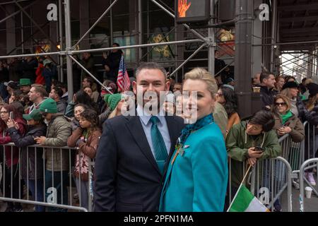 New York, États-Unis. 17th mars 2023. Les participants au défilé défilent dans la rue Patrick's Day Parade le long de 5th Avenue à New York. (Photo par Ron Adar/SOPA Images/Sipa USA) crédit: SIPA USA/Alay Live News Banque D'Images