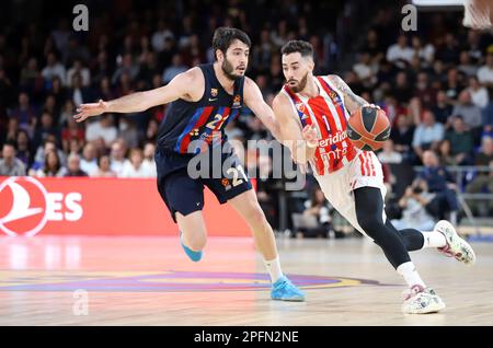 Sabadell, Barcelone, Espagne. 17th mars 2023. FC Barcelona ALEX ABRINES et Crvenza Zveda Belgrade LUCA VILDOZA lors du match de basketball Euroligue entre le FC Barcelone et Crvenza Zveda Belgrade au Palau Blaugrana. (Credit image: © Xavi Urgeles/ZUMA Press Wire) USAGE ÉDITORIAL SEULEMENT! Non destiné À un usage commercial ! Banque D'Images