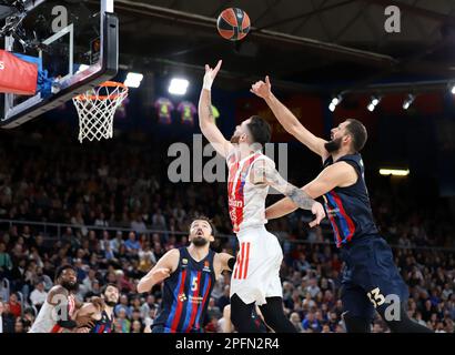 Sabadell, Barcelone, Espagne. 17th mars 2023. Nikola Mirotic (FC Barcelone) et Luca Vildoza ( Crvenza Zveda Belgrade ) se battent pour le ballon lors du match de l'Euroligue de basket-ball entre le FC Barcelone et Crvenza Zveda Belgrade au Palau Blaugrana le 17 mars 2022 à Barcelone. (Credit image: © Xavi Urgeles/ZUMA Press Wire) USAGE ÉDITORIAL SEULEMENT! Non destiné À un usage commercial ! Banque D'Images