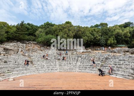 Butrint, Albanie - 16 septembre 2021 : une attraction touristique populaire en Albanie est l'ancien théâtre du parc national de Butrint. Banque D'Images