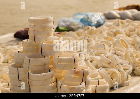 shankha ou bracelets blancs faits de coquillages de conques étant vendus près de la plage de mer de digha. Ces bracelets sont une tenue traditionnelle pour les femmes bengalis mariées Banque D'Images