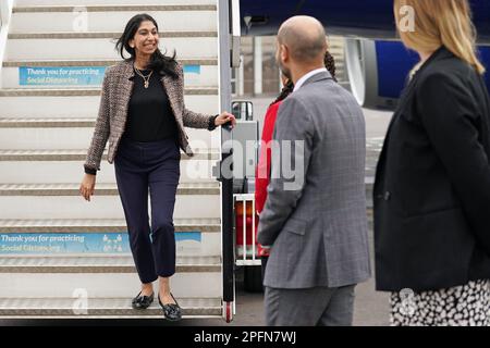 Home Secretary Suella Braverman débarque son avion alors qu'elle arrive à l'aéroport international de Kigali pour sa visite au Rwanda. Date de la photo: Samedi 18 mars 2023. Banque D'Images