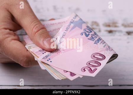 Jeune homme détenant des billets turcs. TRY ou TL Banque D'Images