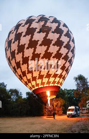 Brûleurs à l'air chaud dans un ballon en préparation pour le décollage à Melbourne, Victoria, Australie Banque D'Images