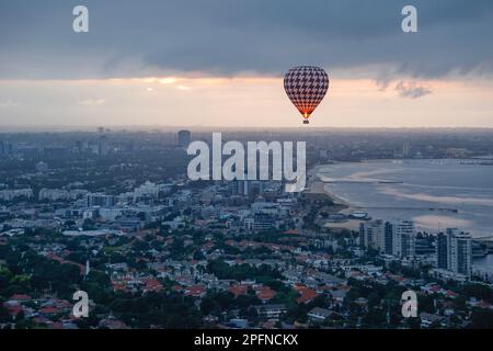 Montgolfière survolant Port Melbourne au lever du soleil, Victoria, Australie Banque D'Images